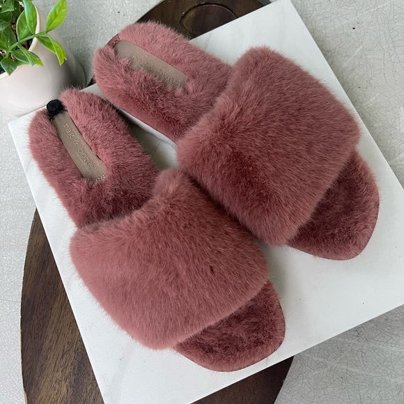Women's Eira Faux Shearling Slides
In Sweet Rose size 40 - Picture 2 of 9